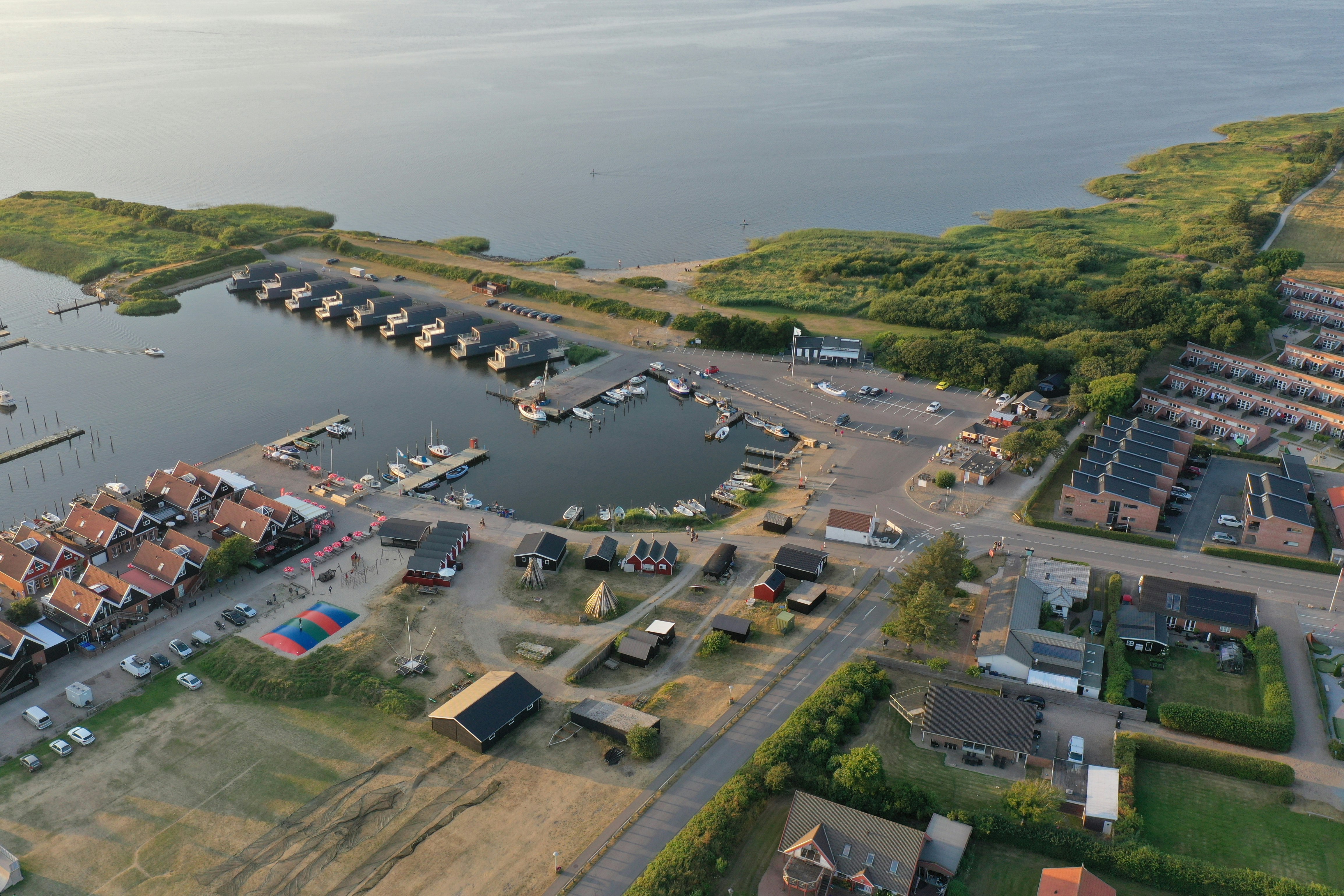 Bork Havn Camping  - Luftaufnahme des Campingplatzes am Wasser