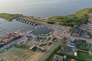 Bork Havn Camping - Luftaufnahme des Campingplatzes am Wasser