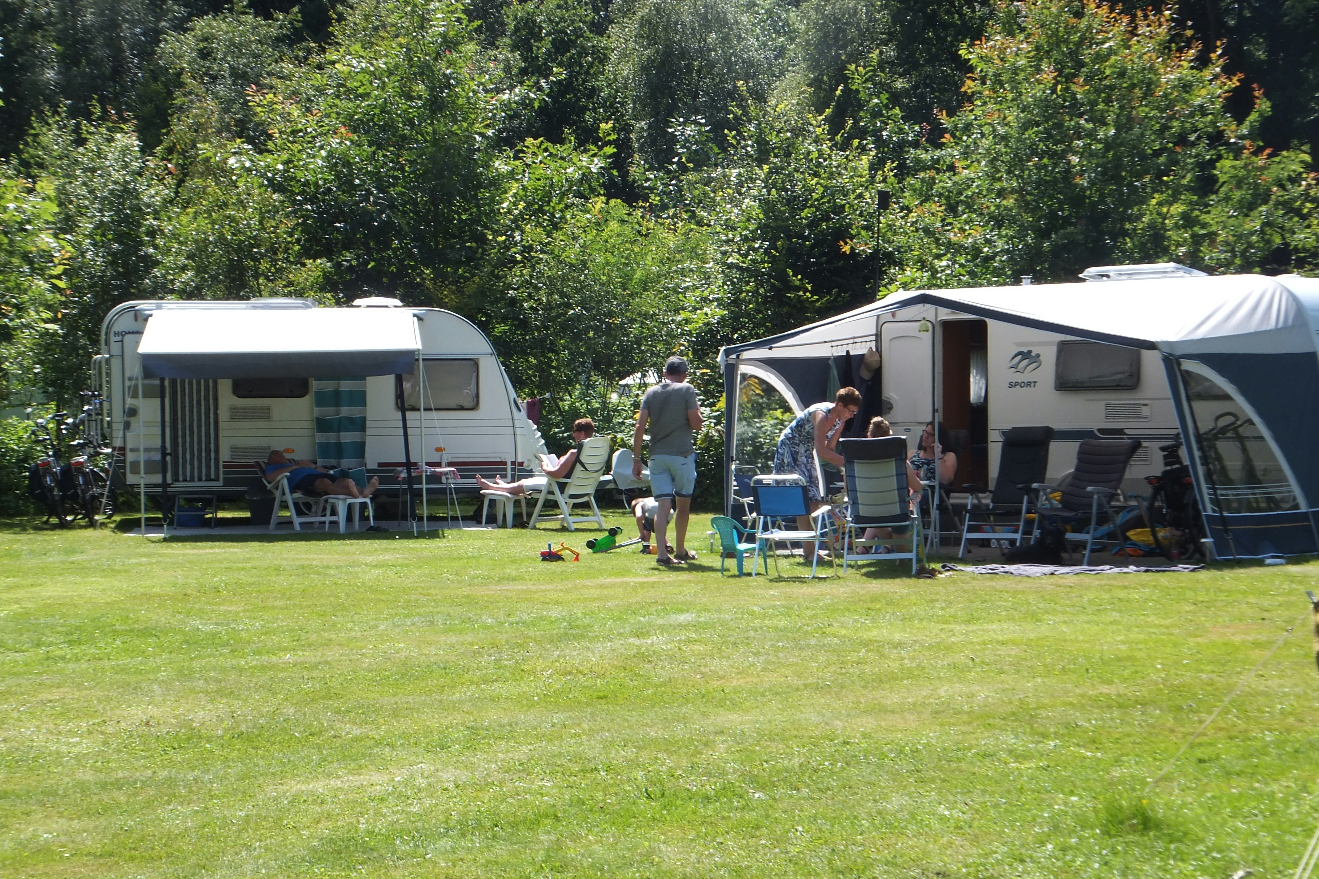 Boscamping Appelscha  -  Camper am Wohnwagen und am Wohnmobil auf dem Stellplatz vom Campingplatz