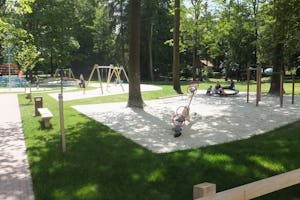 Boscamping Appelscha - Kinder auf dem Spielplatz vom Campingplatz