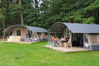 Boscamping Appelscha - Camper auf der Veranda vom Mobilheim auf dem Campingplatz