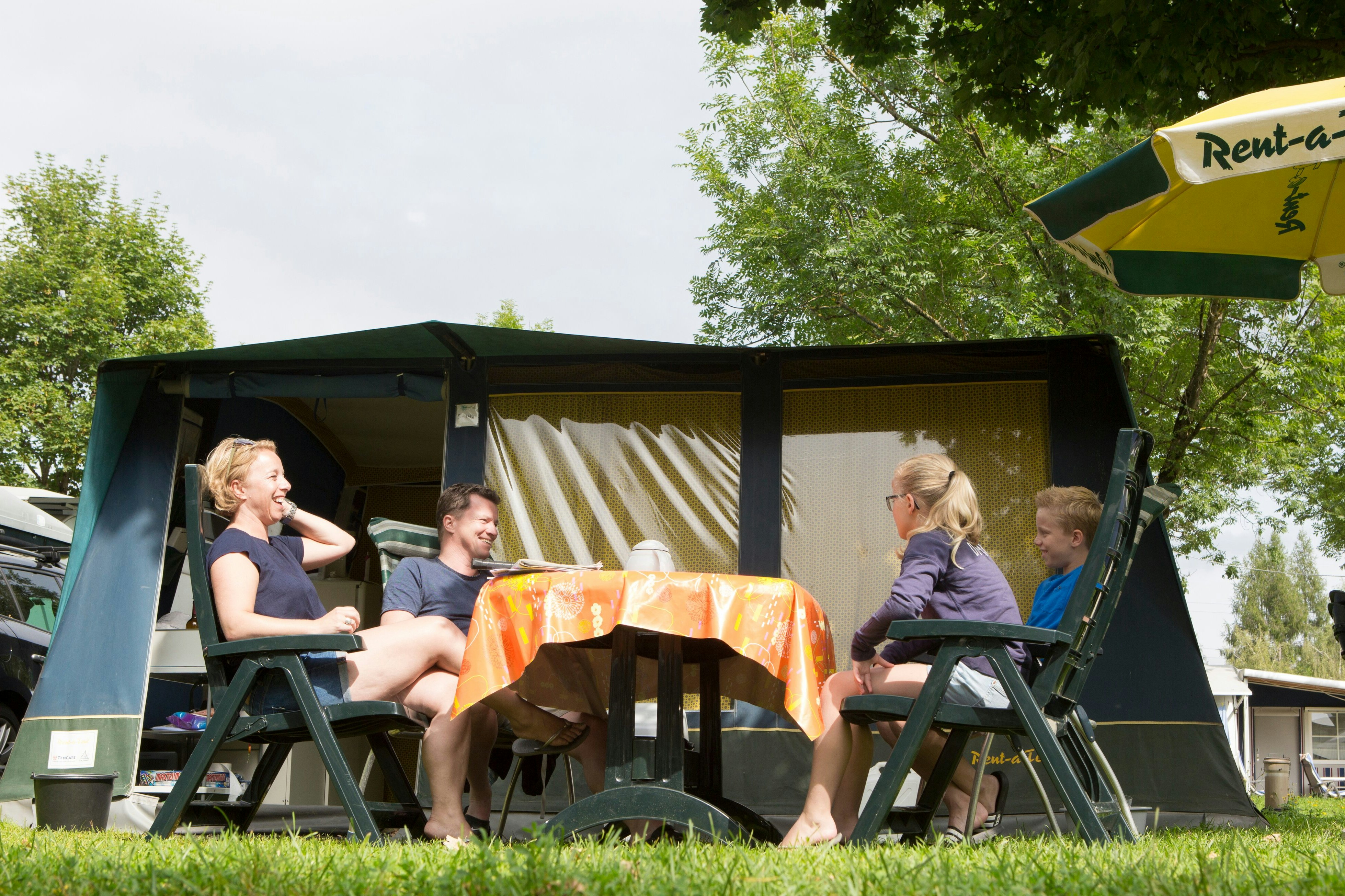 Bospark 't Wolfsven - Familie sitzt auf ihrem Standplatz