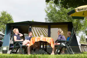 Bospark 't Wolfsven - Familie sitzt auf ihrem Standplatz