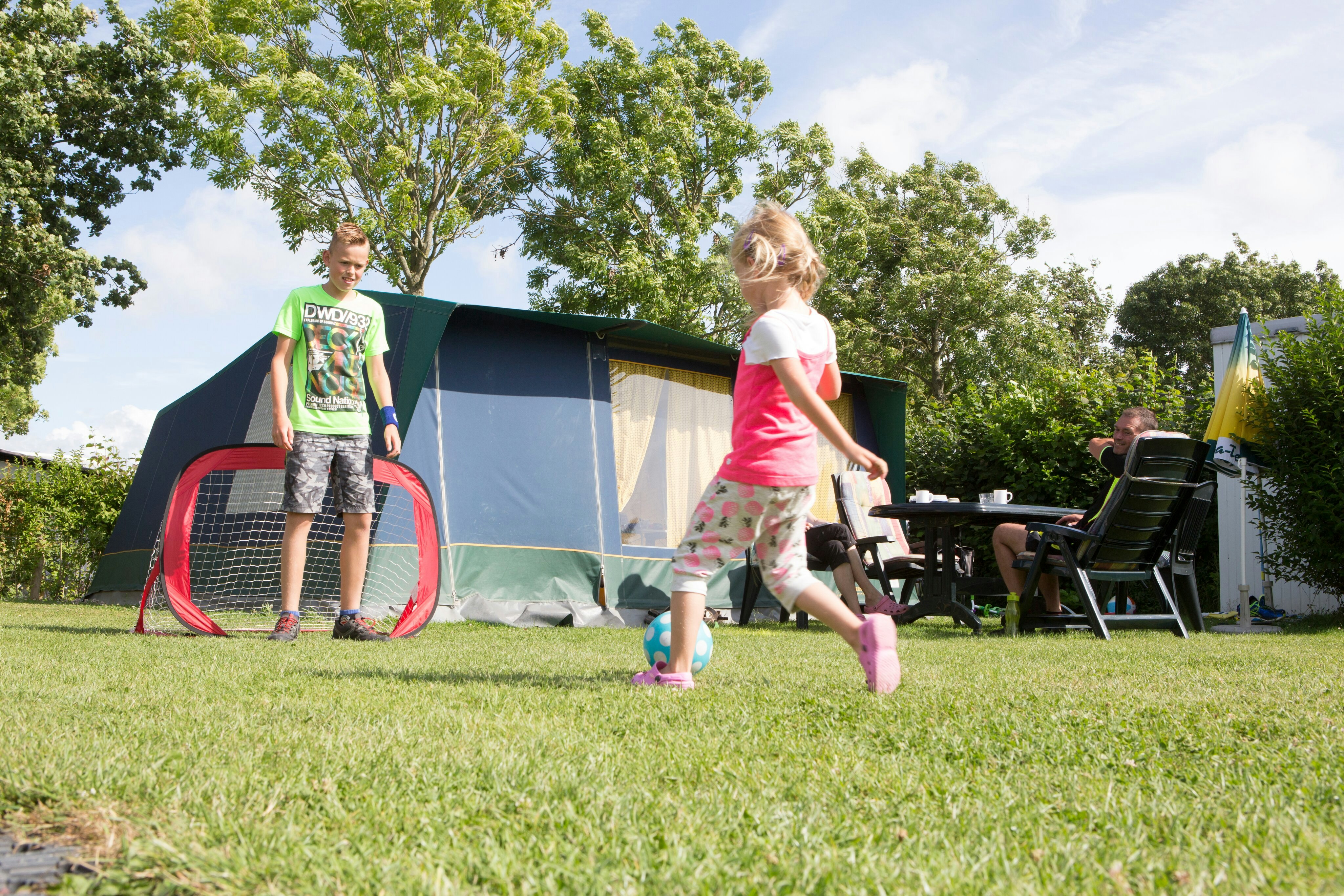 Bospark 't Wolfsven - Kinder beim Spielen auf der Standplatzwiese