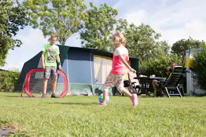 Bospark 't Wolfsven - Kinder beim Spielen auf der Standplatzwiese