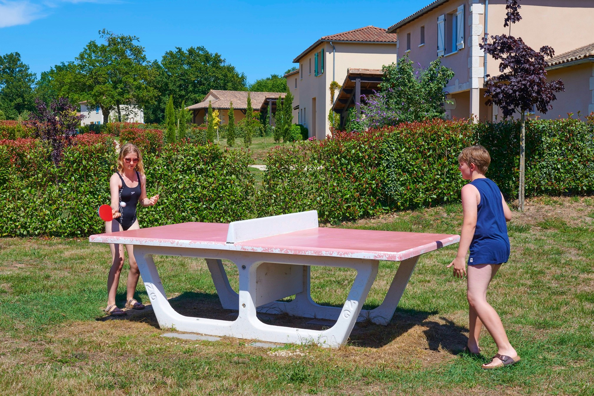 Bourg Est - Vigelière - Camper beim Tischtennisspielen