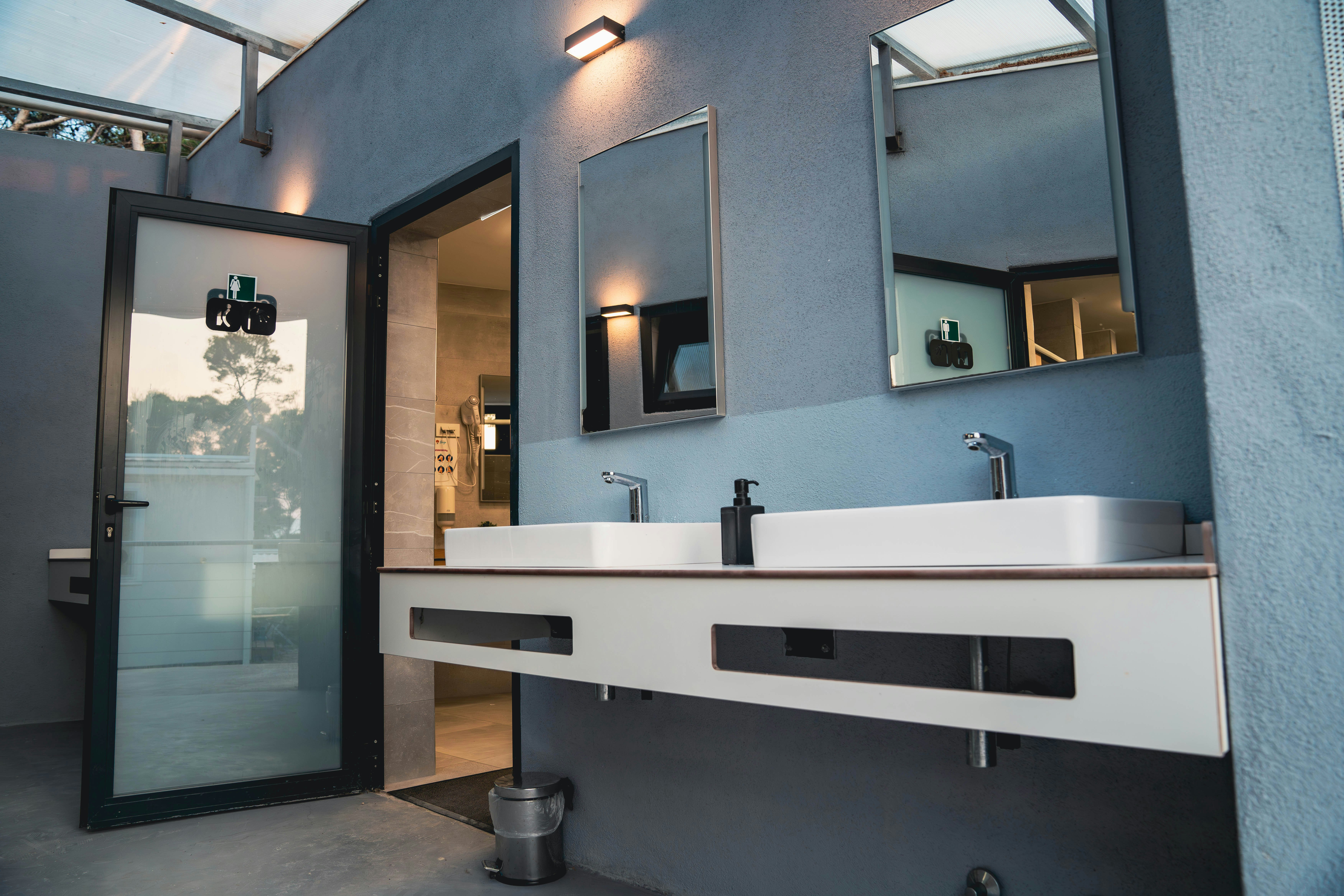 Boutique Camping Bunja  - Innenansicht des Sanitärgebäudes