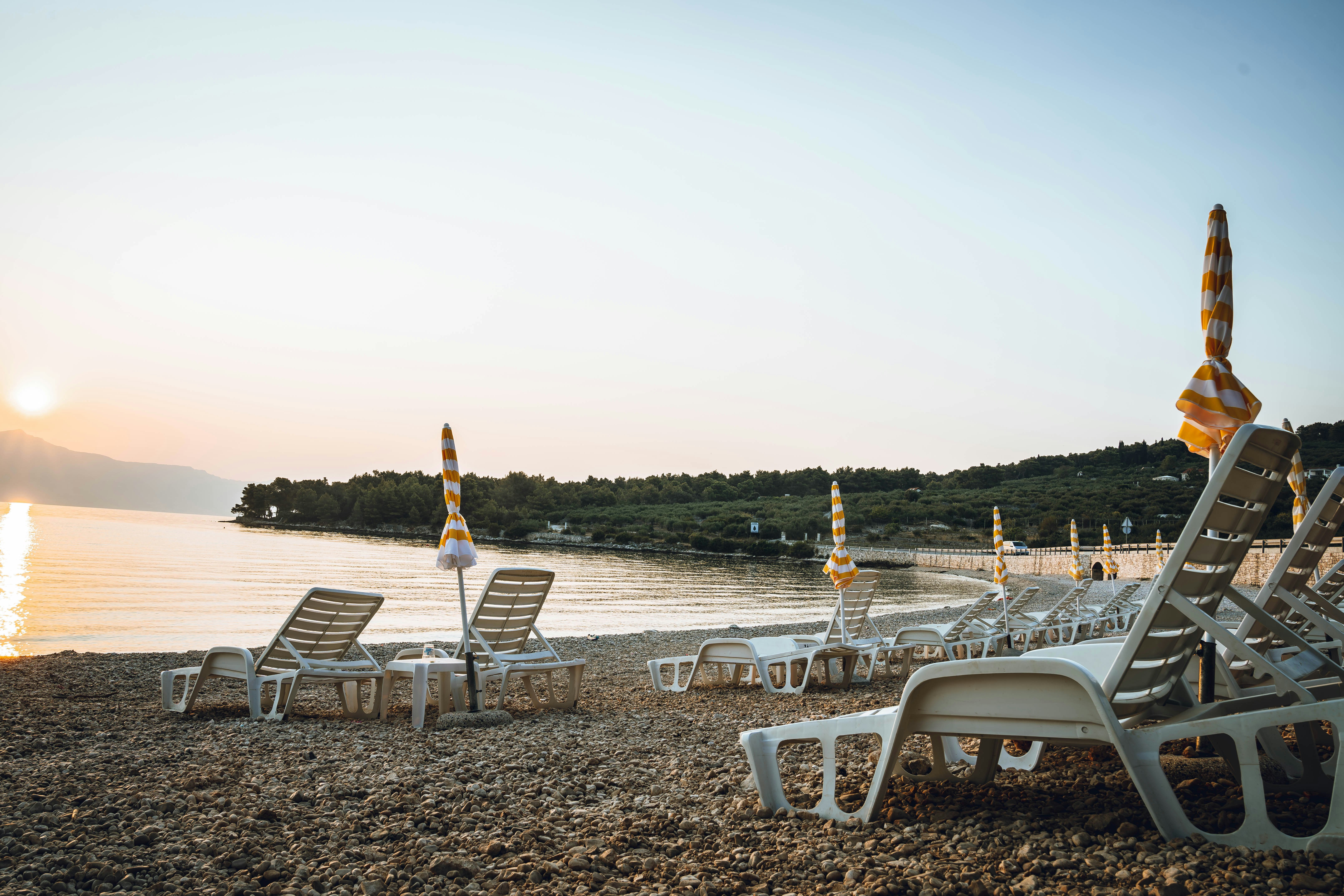 Boutique Camping Bunja - Badestrand mit Liegestühlen und Sonnenschirmen