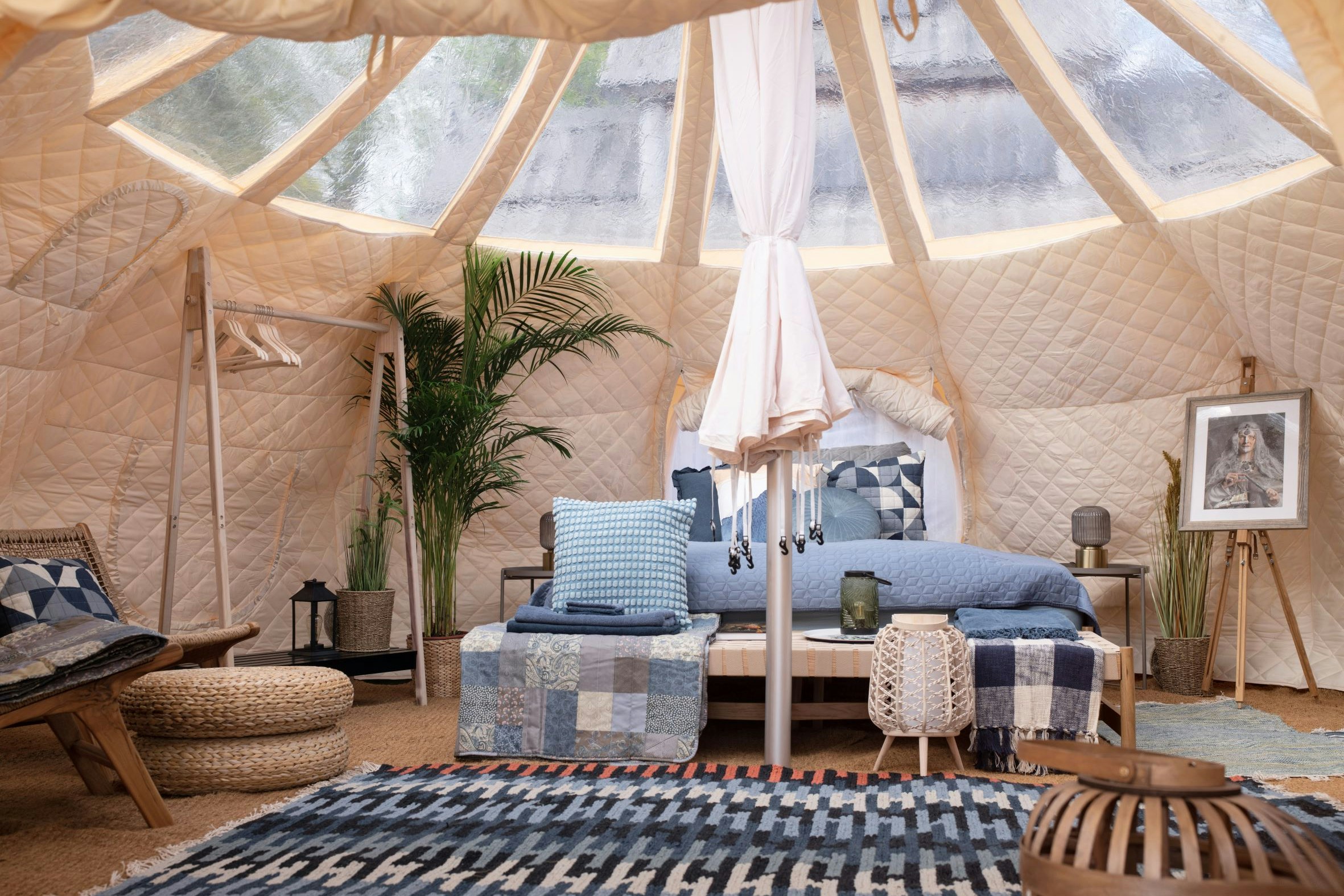 Bramslev Bakker Camping  - Innenansicht eines Glamping-Zeltes mit Doppelbett