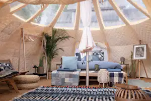 Bramslev Bakker Camping - Innenansicht eines Glamping-Zeltes mit Doppelbett