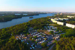Bredäng Camping Stockholm - Übersicht auf das gesamte Campingplatz Gelände