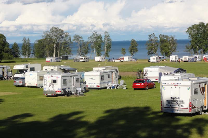 Breviks Camping - Wohnmobil- und  Wohnwagenstellplätze auf der Wiese