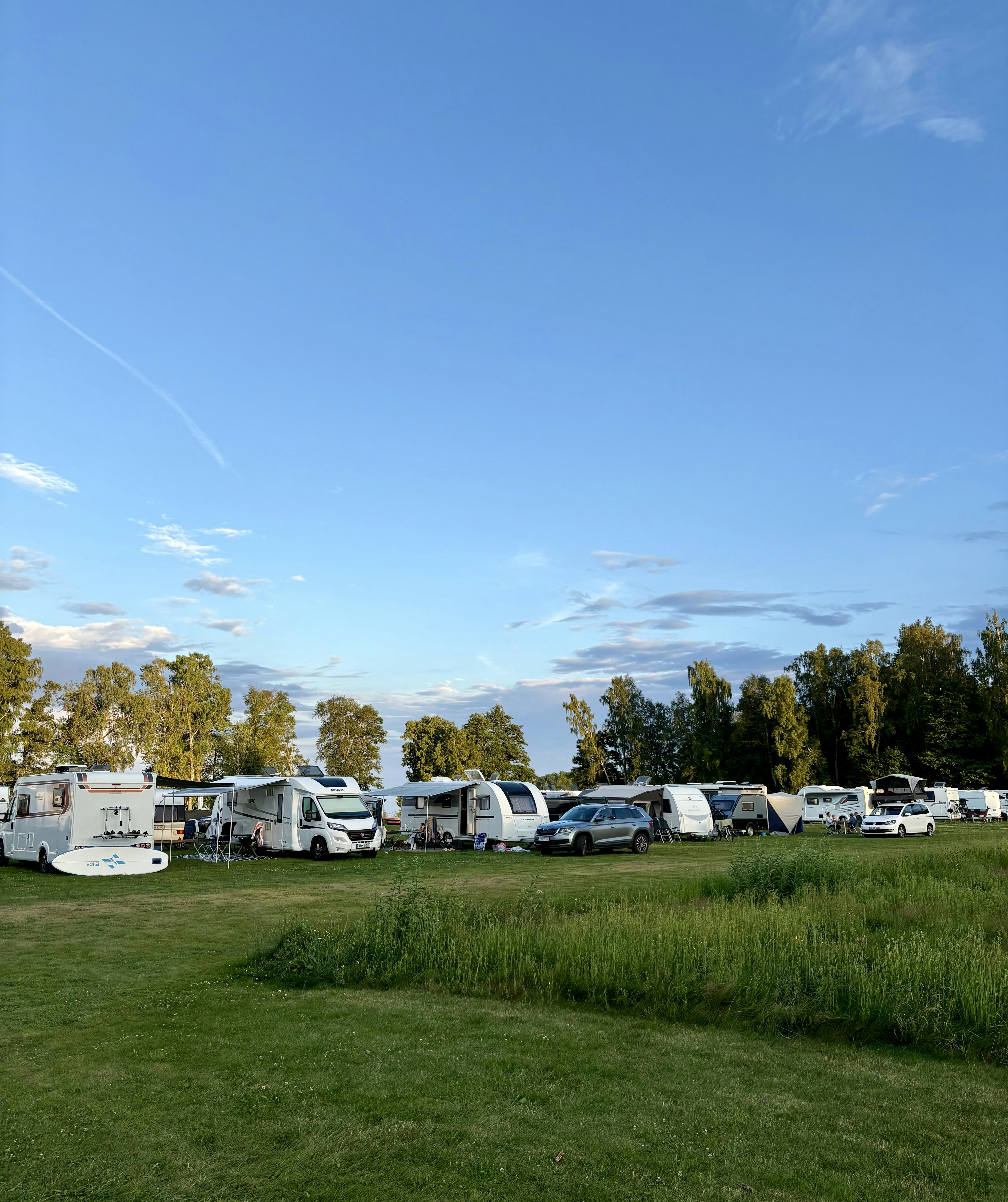 Breviks Camping - Wohnmobil- und Wohnwagenstandplätze auf der Wiese