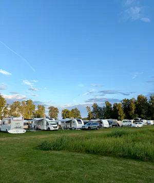 Breviks Camping - Wohnmobil- und Wohnwagenstandplätze auf der Wiese
