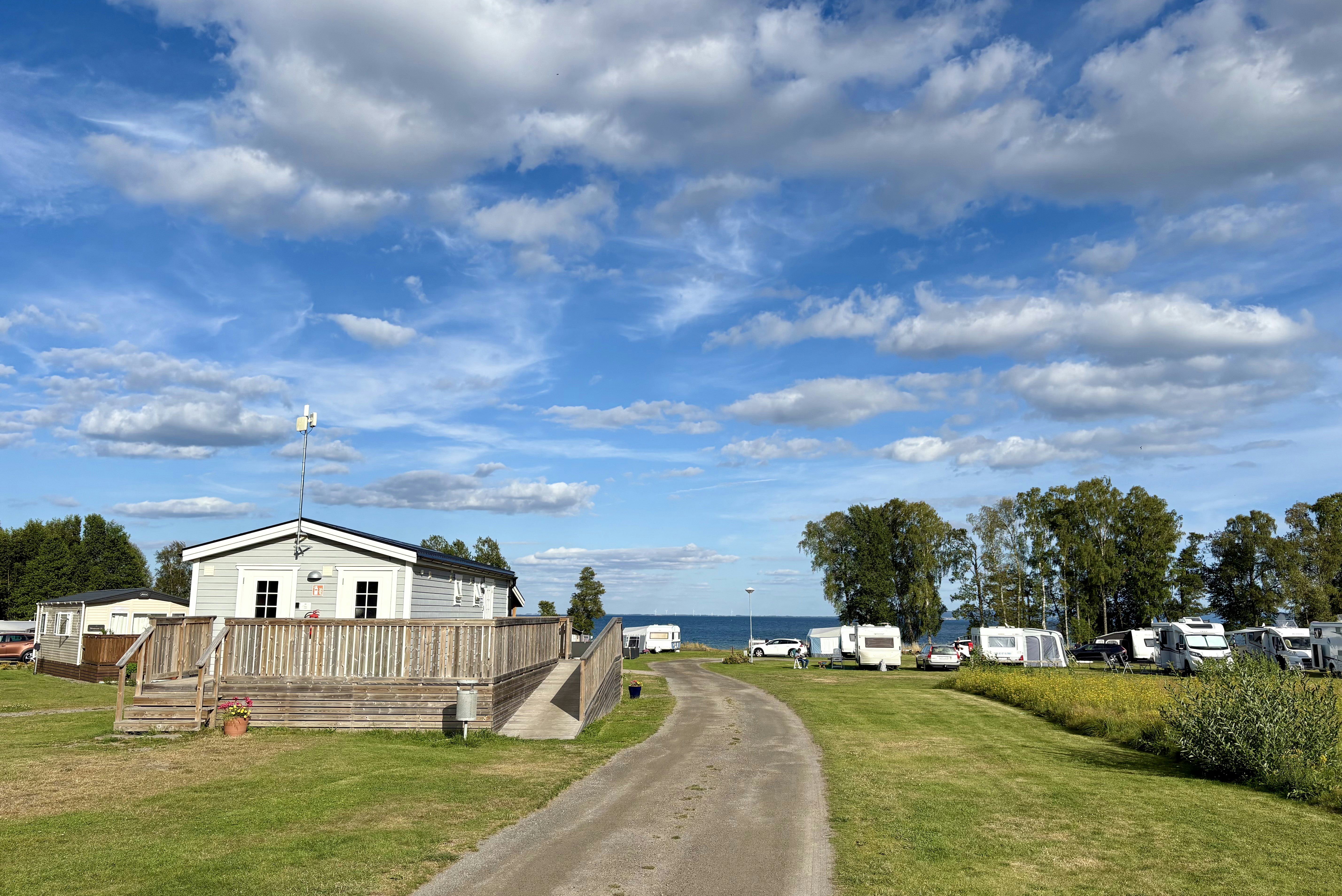 Breviks Camping - Wohnmobil- und Wohnwagenstandplätze auf der Wiese