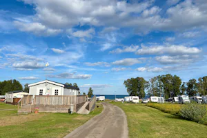 Breviks Camping - Wohnmobil- und Wohnwagenstandplätze auf der Wiese