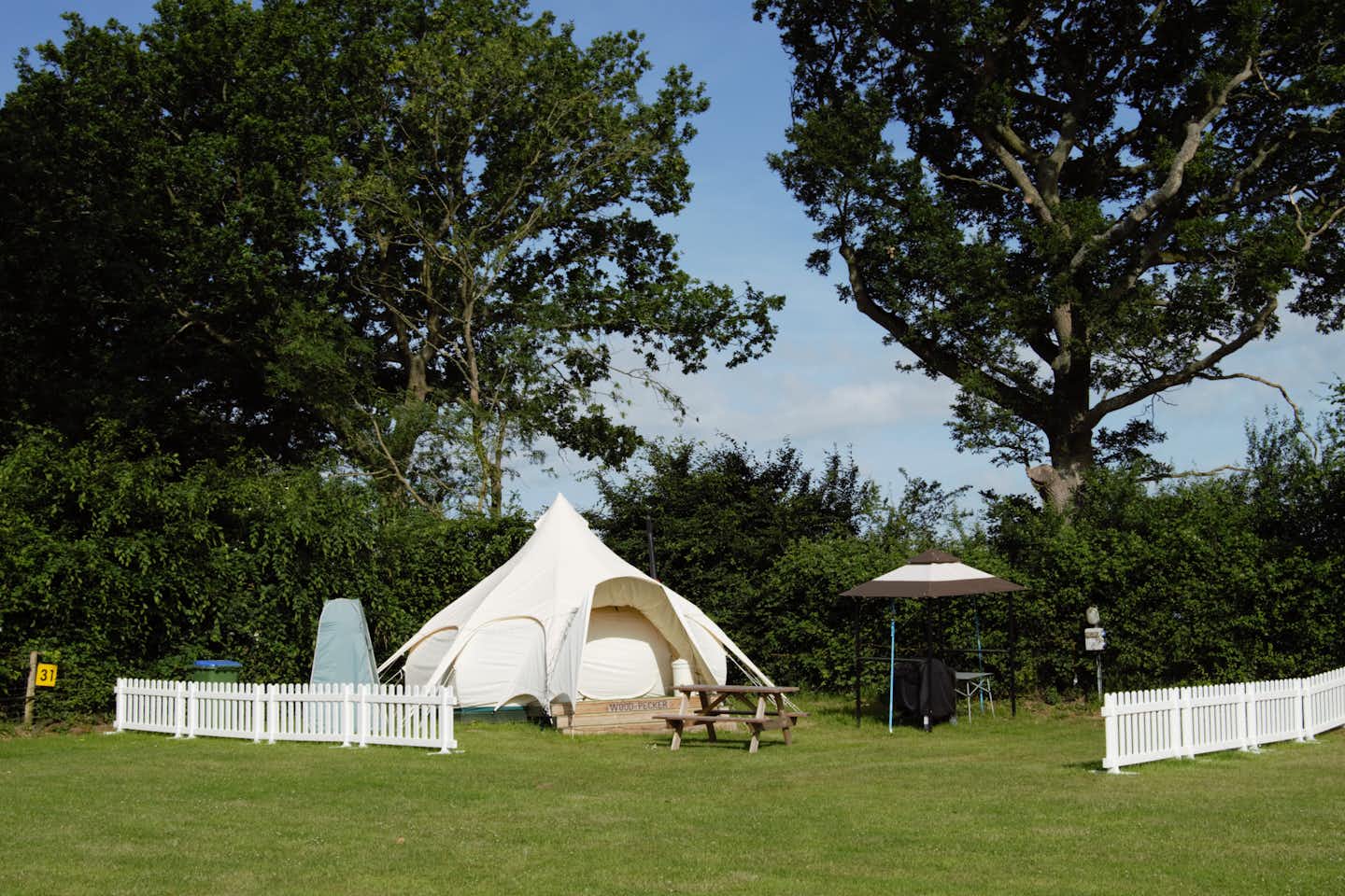 Broadhembury Caravan and Camping Park - Glamping Zelt auf dem Campingplatz mit kleine weissen Zaun darum