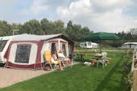 Broadhembury Caravan and Camping Park - Wohnwagen mit Vorzelt und Campern auf Campingstühlen