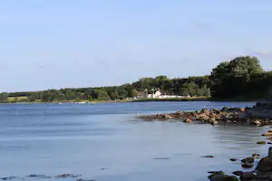Broager Strand Camping - Blick vom Meer auf den Campingplatz