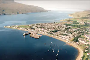 Broomfield Holiday Park - Vogelperspektive auf den Campingplatz und den Loch Broom mit Segelschiffen darauf