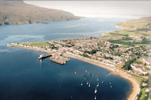 Broomfield Holiday Park - Vogelperspektive auf den Campingplatz und den Loch Broom mit Segelschiffen darauf