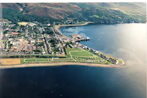 Broomfield Holiday Park - Vogelperspektive auf den Campingplatz und den Loch Broom