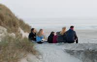 Børsmose Strand Camping - Gäste beim gemeinsamen Entspannen am Strand