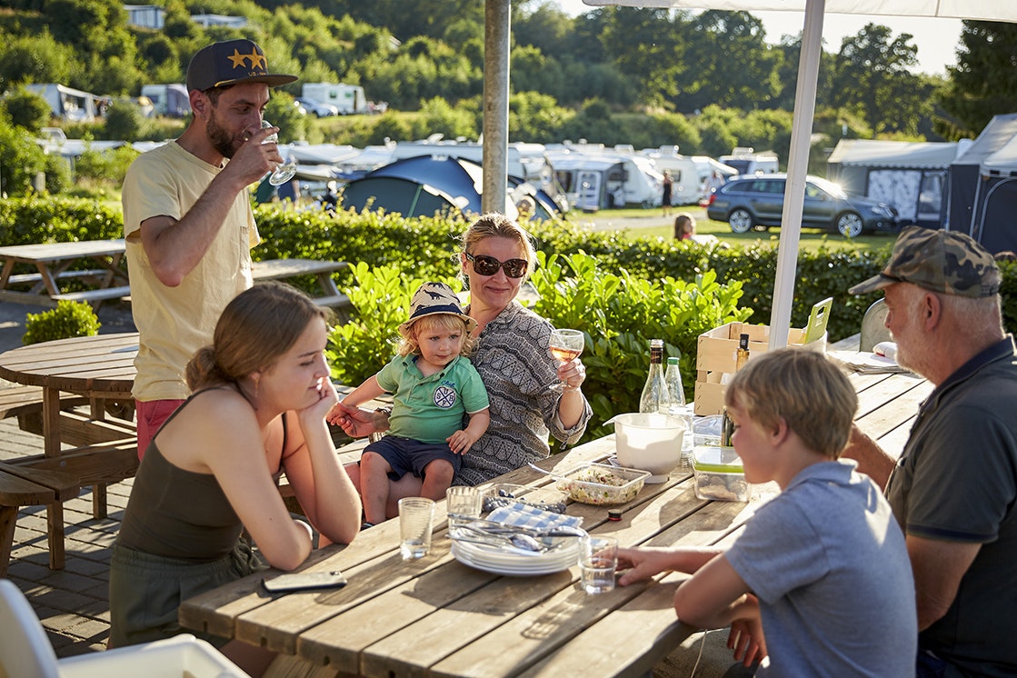 Bryrup Camping  - Restaurant mit Terrasse auf dem Campingplatz