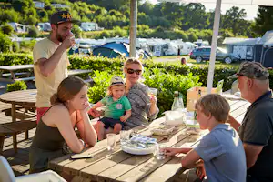 Bryrup Camping - Restaurant mit Terrasse auf dem Campingplatz