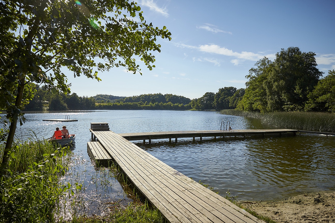 Bryrup Camping - Blick auf den Steg am See