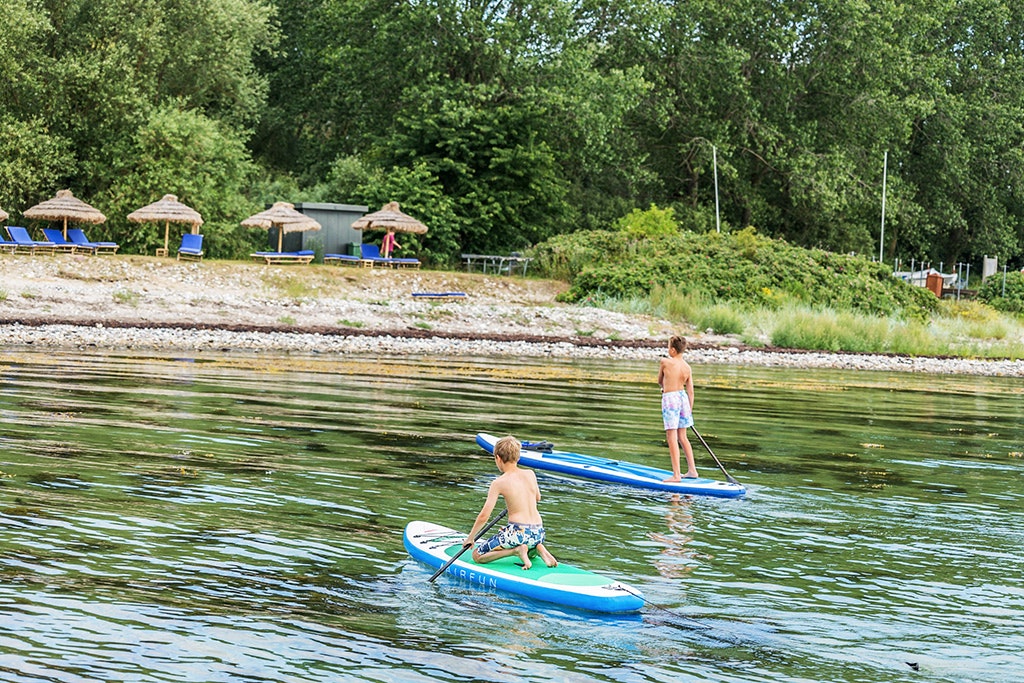 First Camp Bøsøre Strand - Fyn - Stand-Up-Paddling auf dem See als Freizeitaktivität