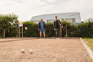 Båstad Camping - Gäste beim Boulespielen neben dem Restaurant