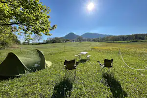 Bubble Inn Village - Blick auf die Zeltwiese auf dem Campingplatz