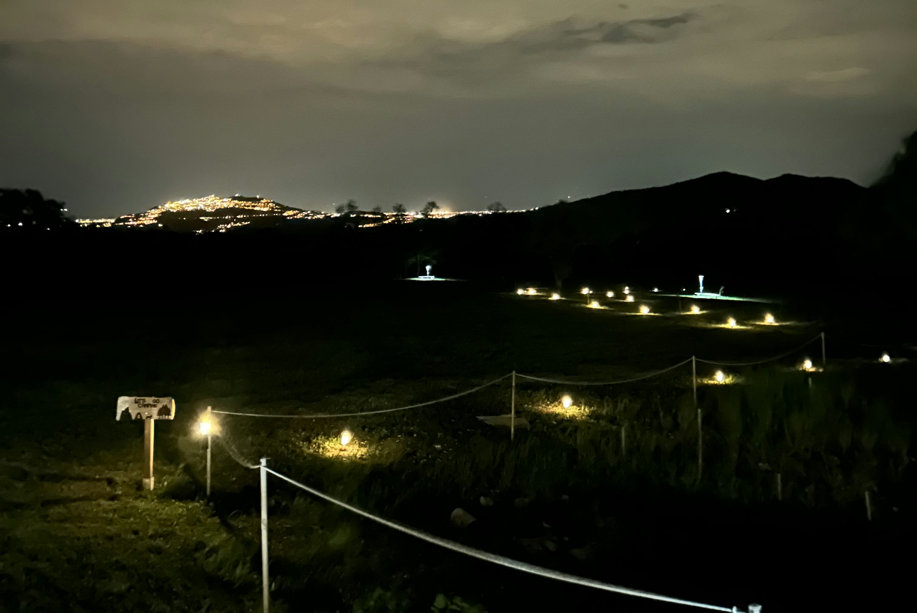 Bubble Inn Village - Blick in die Umgebung des Campingplatzes bei Nacht