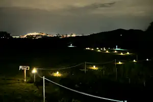Bubble Inn Village - Blick in die Umgebung des Campingplatzes bei Nacht