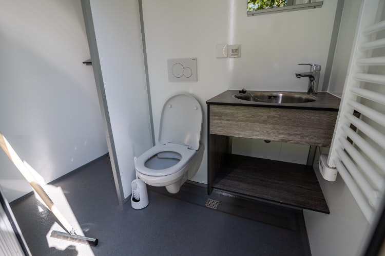 Buitencentrum Hessenheem - Innenansicht eines Privatsanitärs