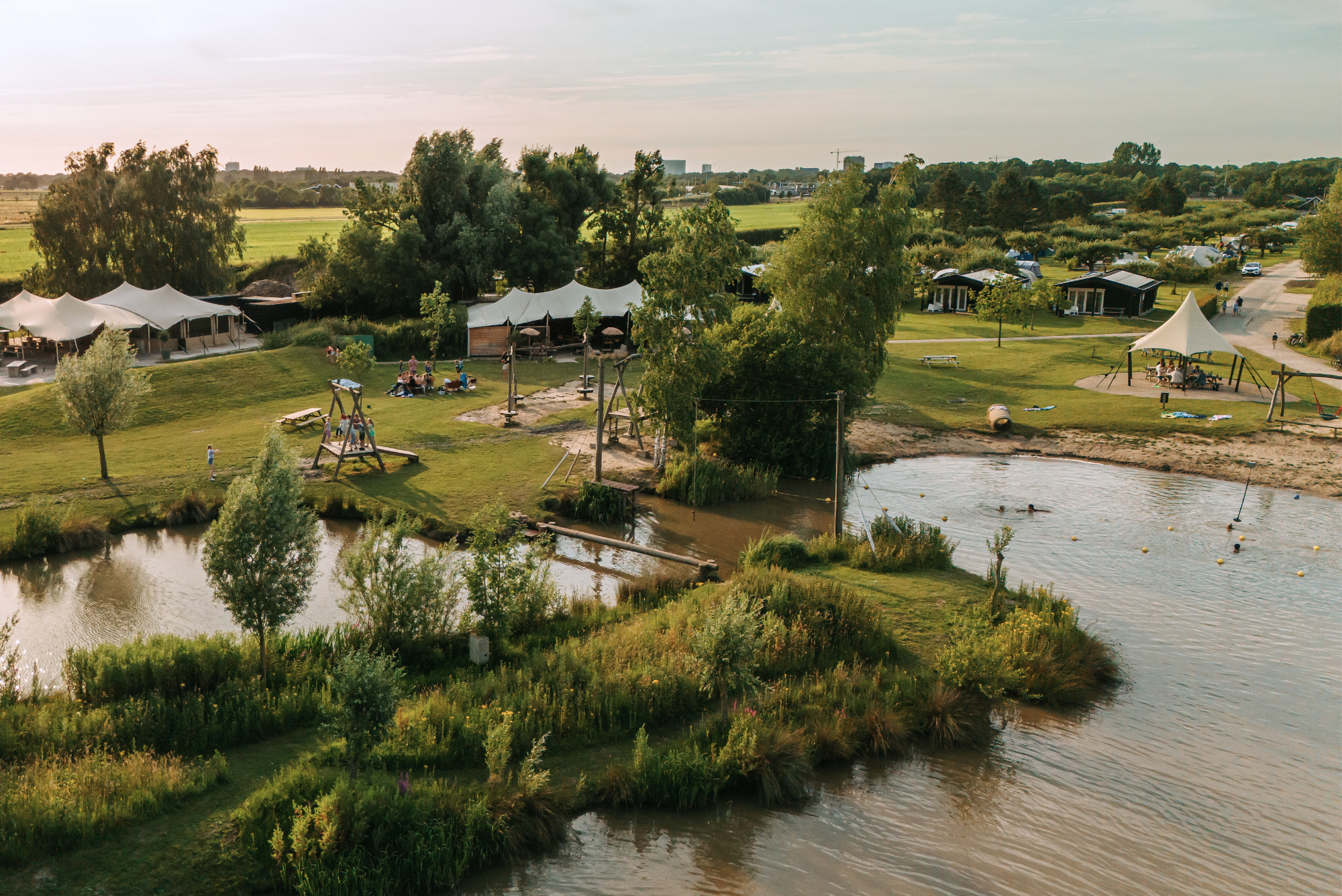 Buitengoed de Boomgaard  - Luftaufnahme des Campingplatzes mit Teich