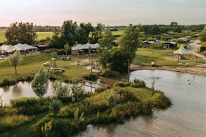 Buitengoed de Boomgaard - Luftaufnahme des Campingplatzes mit Teich
