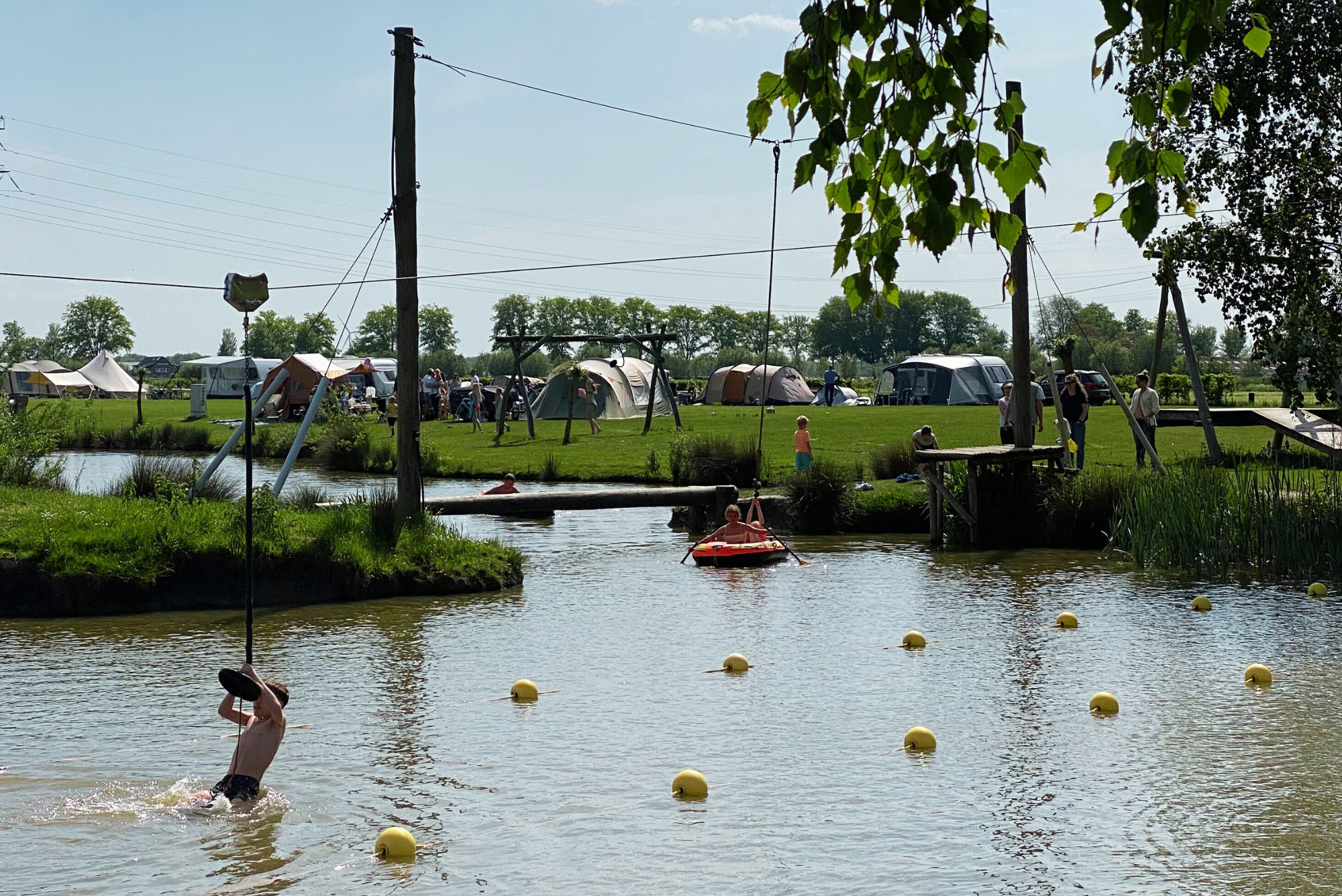 Buitengoed de Boomgaard - Blick auf den See mit Spielplatz und Zipline