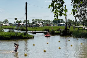 Buitengoed de Boomgaard - Blick auf den See mit Spielplatz und Zipline