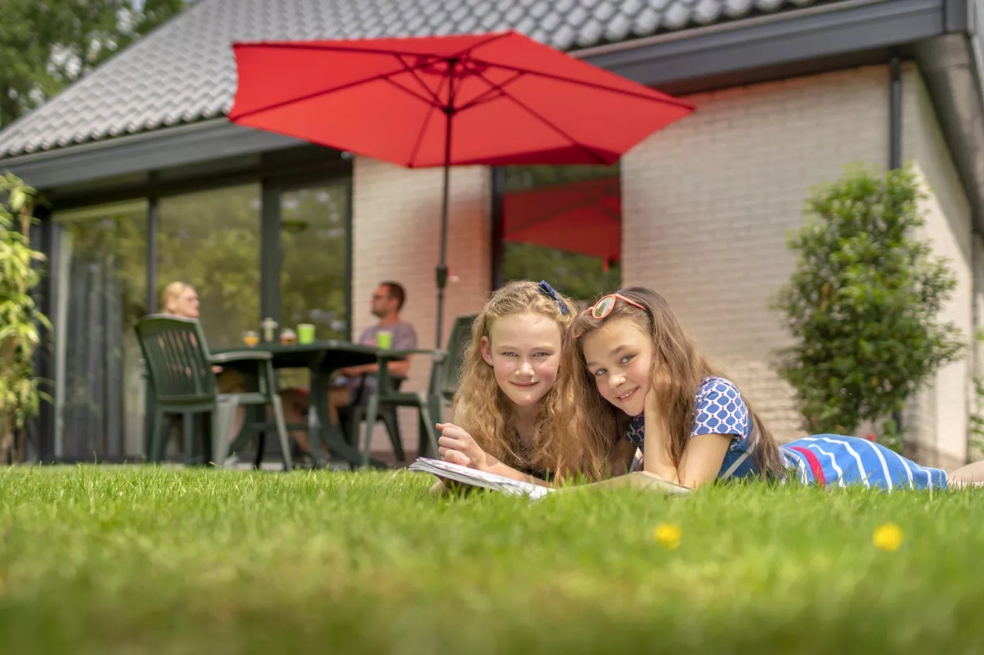 Bungalowpark Het Bosmeer  - Mobilheim mit Terrasse auf dem Campingplatz