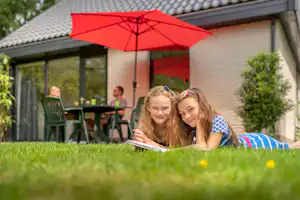 Bungalowpark Het Bosmeer - Mobilheim mit Terrasse auf dem Campingplatz