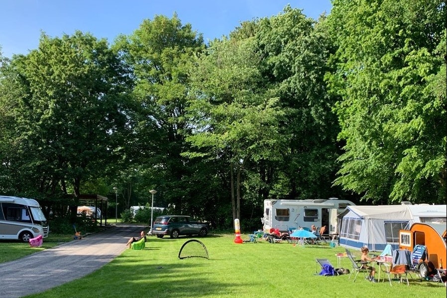 Buytenplaets Suydersee - Blick auf die Stellplätze auf dem Campingplatz