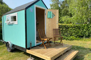 Byaasgaard - Farmshop & Camping - Tiny House mit Terrasse auf dem Campingplatz