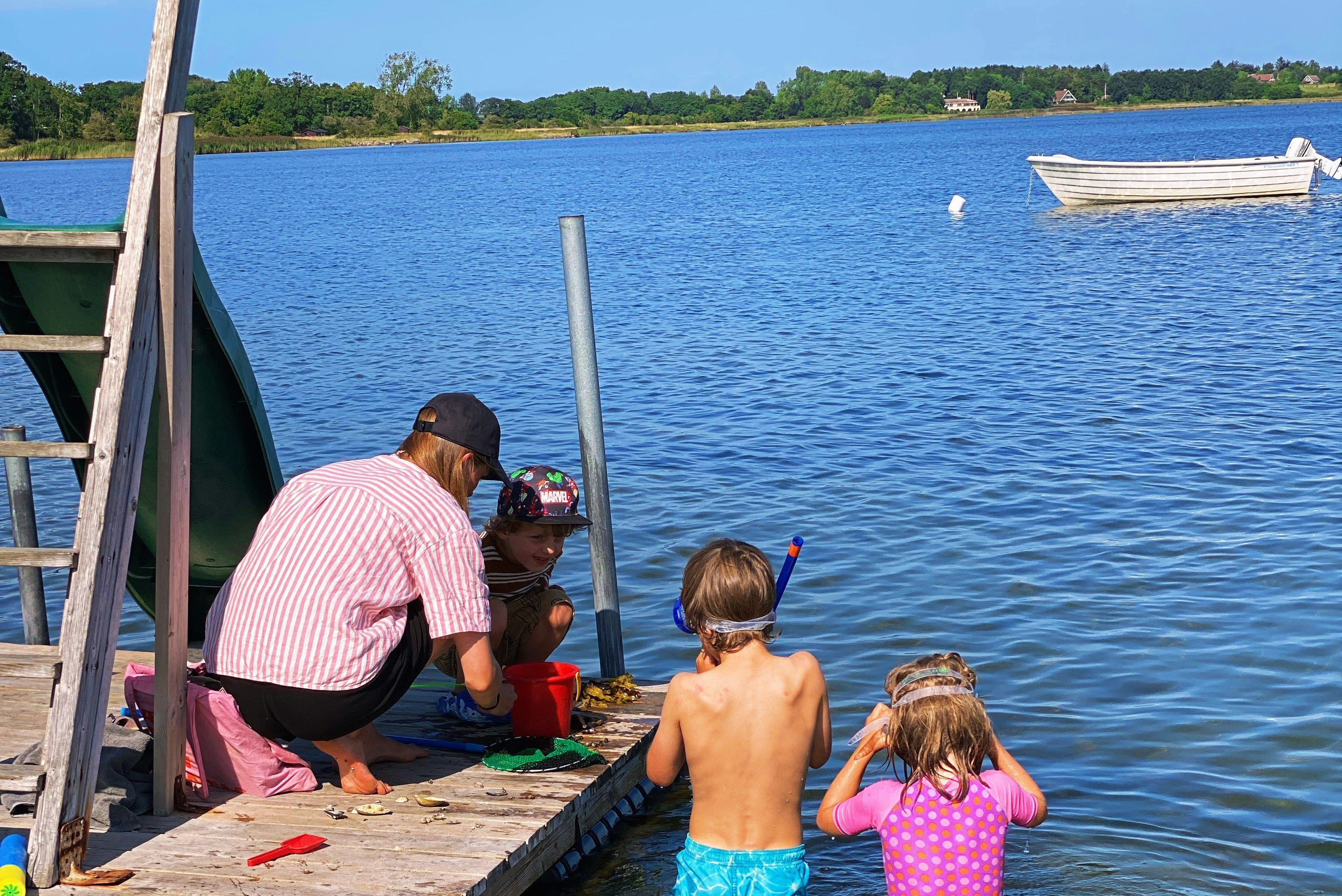 Byaasgaard Naturecamping & Microfarming - Familie beim Baden im See
