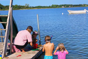 Byaasgaard Naturecamping & Microfarming - Familie beim Baden im See