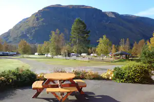 Byrkjelo Camping - Bänke und Tische mit Blick auf die Berge