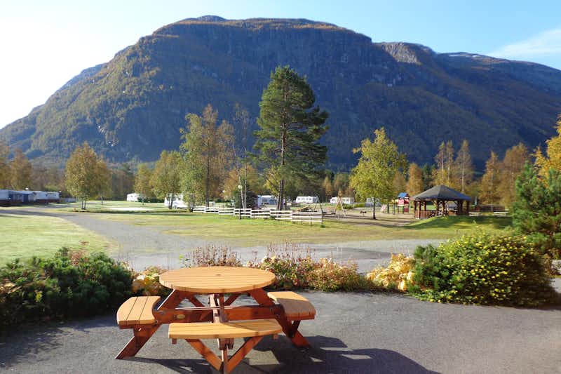 Byrkjelo Camping - Bänke und Tische  mit Blick auf die Berge