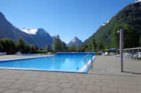 Byrkjelo Camping -  Swimming Pool  mit Blick auf den See