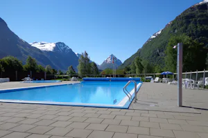 Byrkjelo Camping - Swimming Pool mit Blick auf den See